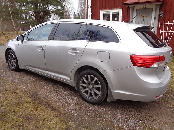 Toyota Avensis 2 of 5