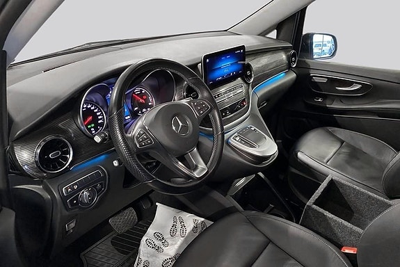 Mercedes-Benz EQV300 7 of 14
