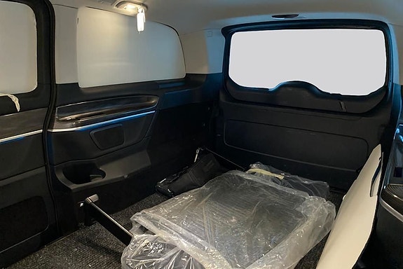 Mercedes-Benz EQV300 14 of 14