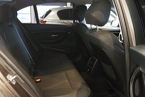 BMW 320i 10 of 10