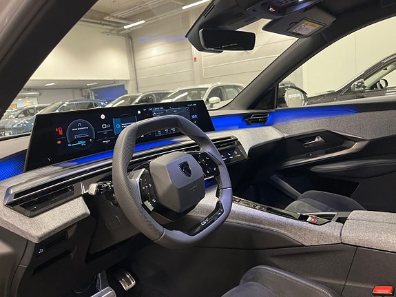Peugeot e-5008 16 of 29