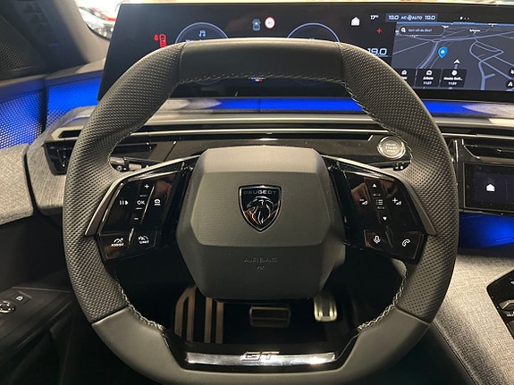 Peugeot e-5008 13 of 29