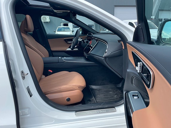 Mercedes-Benz E200 11 of 18