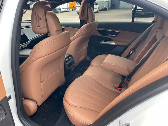 Mercedes-Benz E200 10 of 18
