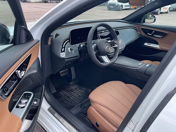 Mercedes-Benz E200 9 of 18