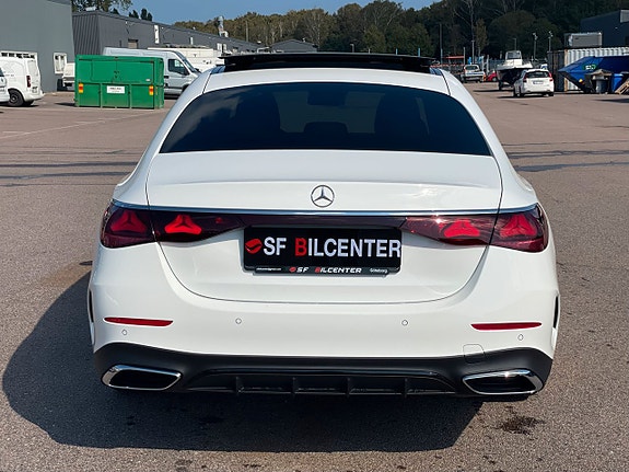 Mercedes-Benz E200 4 of 5