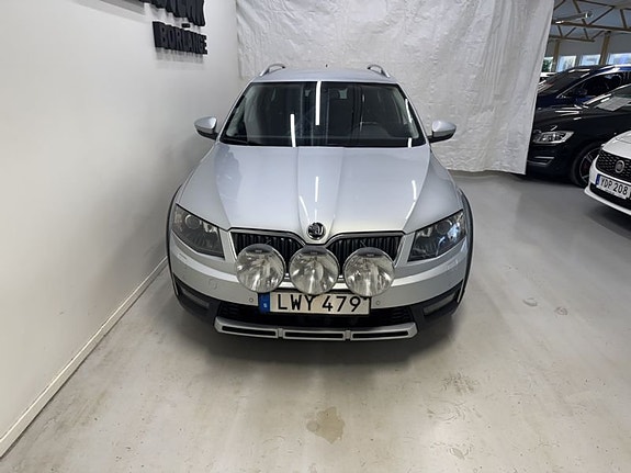 Skoda Octavia Scout 2 of 5