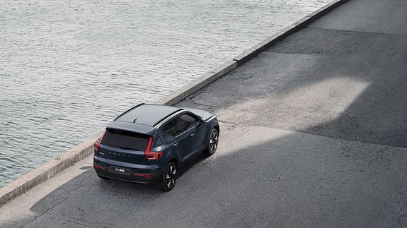 Volvo EX40 8 of 17