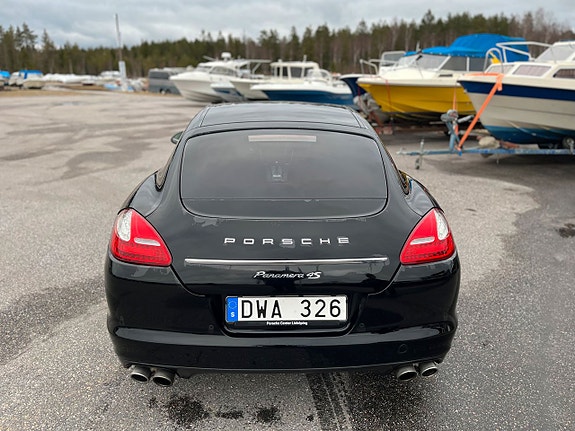 Porsche Panamera 4S 4 of 5