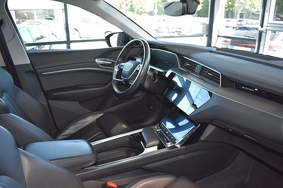 Audi e-tron 4 of 6