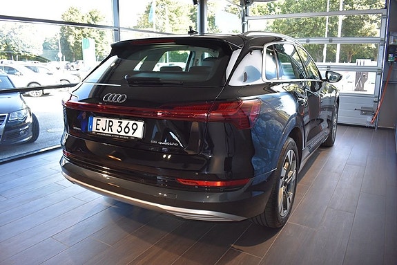 Audi e-tron 3 of 6
