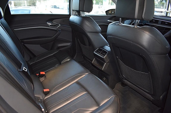 Audi e-tron 5 of 6