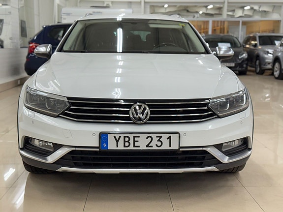 Volkswagen Passat Alltrack 2 of 5