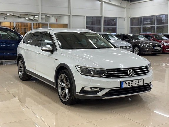 Volkswagen Passat Alltrack 3 of 5