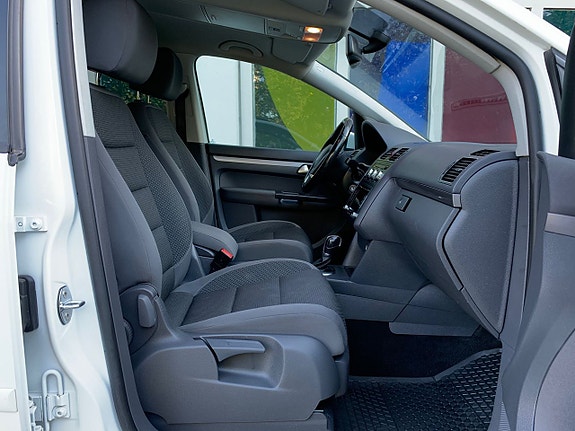Volkswagen Touran 3 of 5
