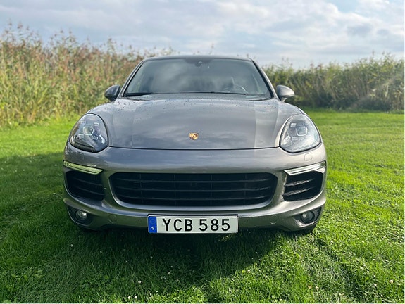 Porsche Cayenne 3 of 5