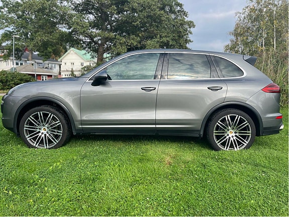 Porsche Cayenne 9 of 15