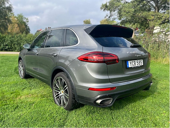 Porsche Cayenne 8 of 15