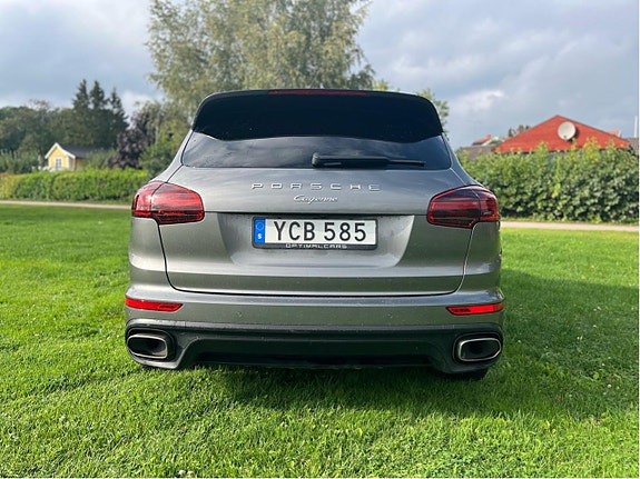 Porsche Cayenne 7 of 15