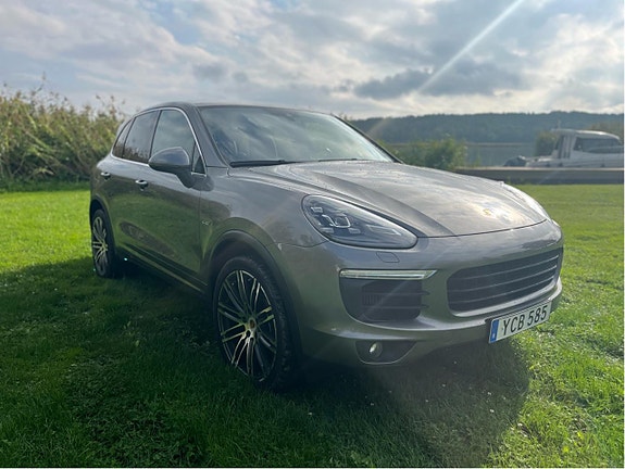 Porsche Cayenne 4 of 5