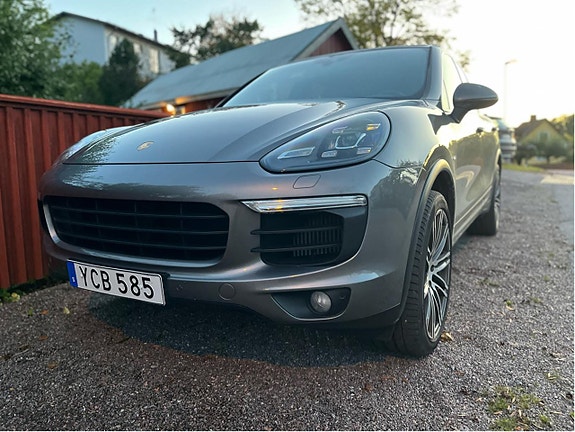 Porsche Cayenne 2 of 5