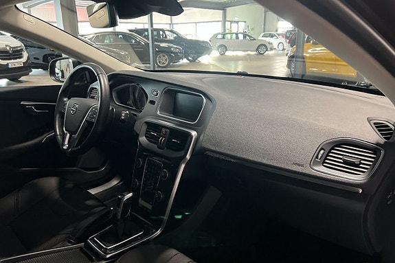 Volvo V40 Cross Country 9 of 16