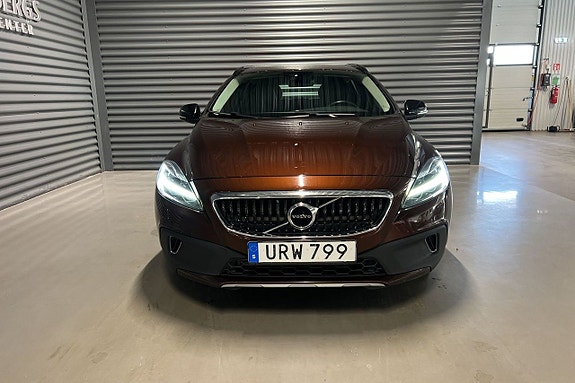 Volvo V40 Cross Country 2 of 16