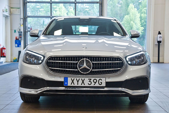 Mercedes-Benz E200 2 of 5