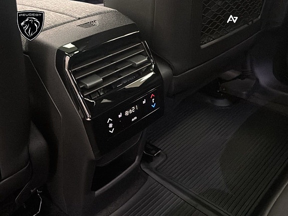 Peugeot e-5008 16 of 19