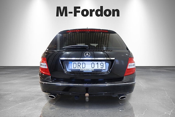 Mercedes-Benz C320 4 of 5