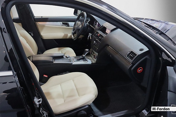 Mercedes-Benz C320 10 of 21