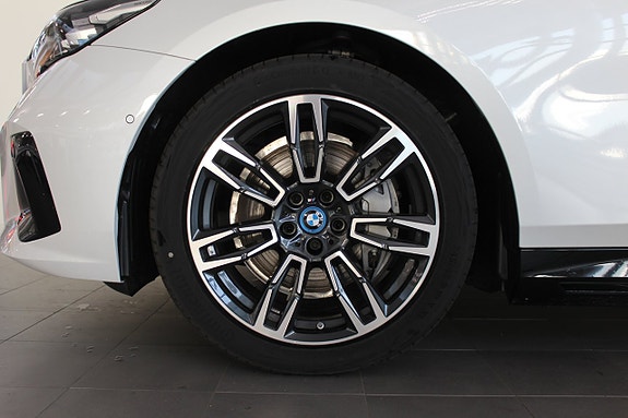BMW i5 4 of 5