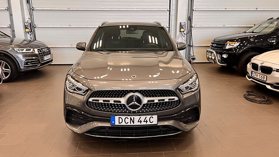 Mercedes-Benz GLA200 d 2 of 5