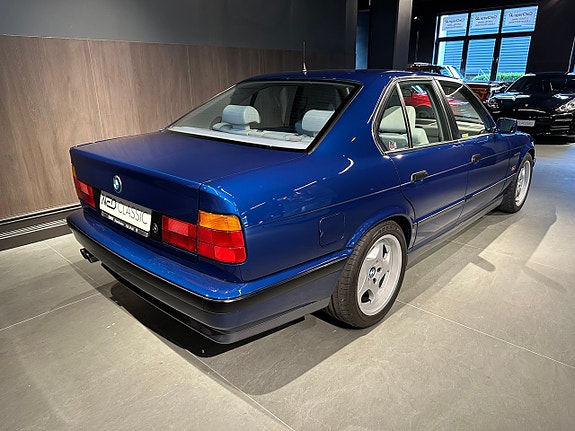 BMW M5 3 of 5