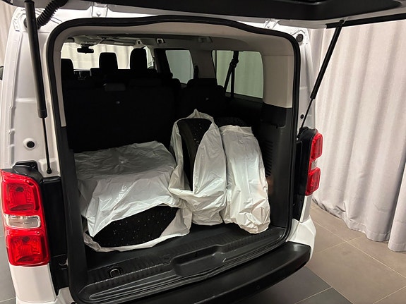 Peugeot e-Traveller 4 of 14