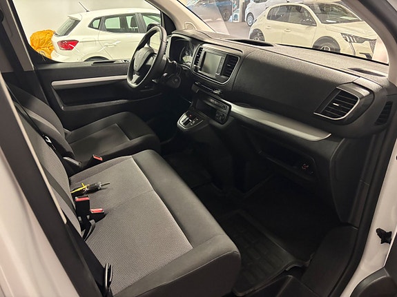 Peugeot e-Traveller 14 of 14