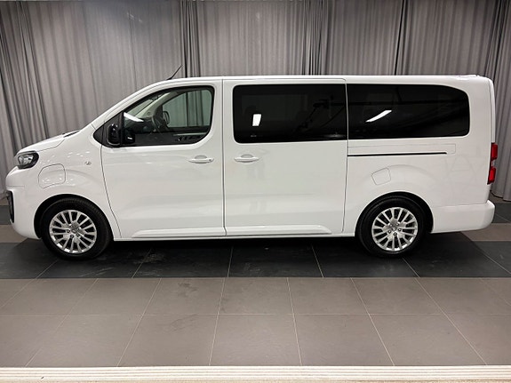 Peugeot e-Traveller 2 of 14