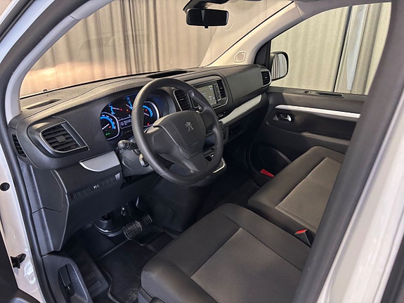 Peugeot e-Traveller 9 of 14