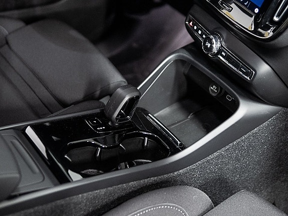 Volvo XC40 3 of 5