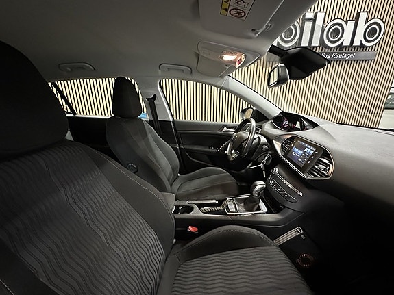 Peugeot 308 7 of 9