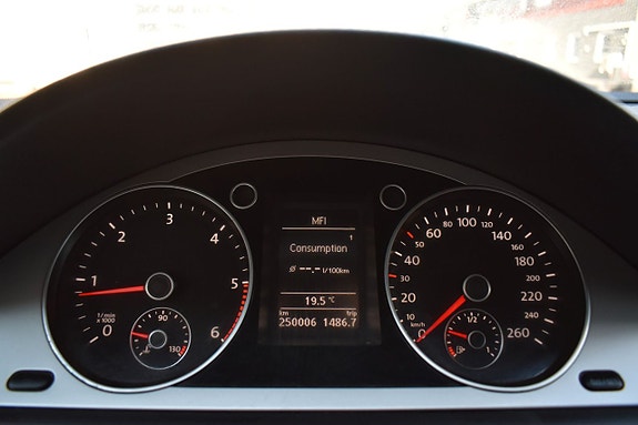 Volkswagen Passat 14 of 15