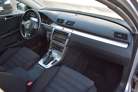 Volkswagen Passat 12 of 15