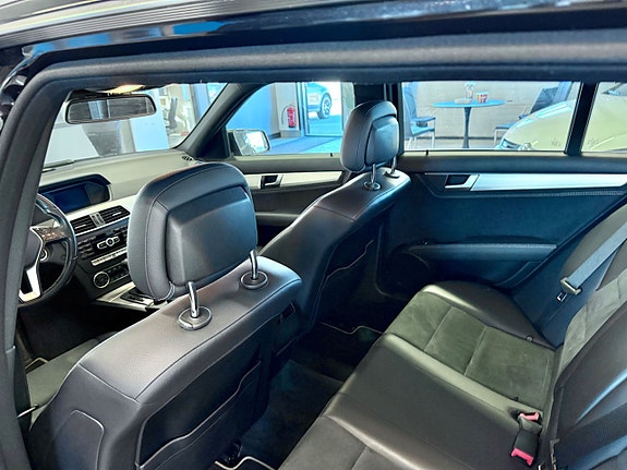 Mercedes-Benz C180 3 of 4