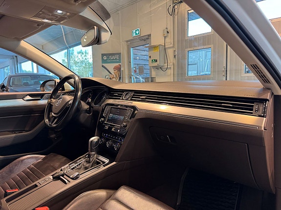 Volkswagen Passat 9 of 26