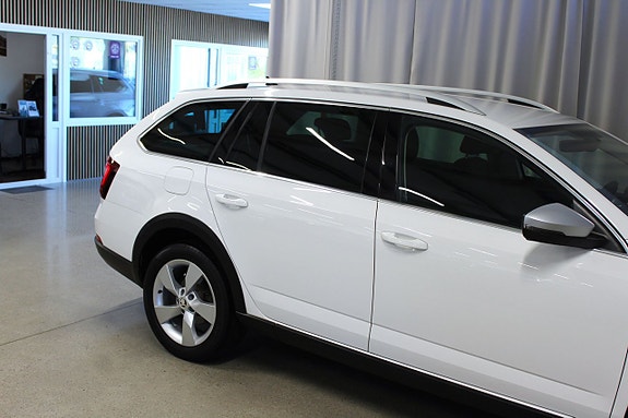 Skoda Octavia Scout 9 of 26