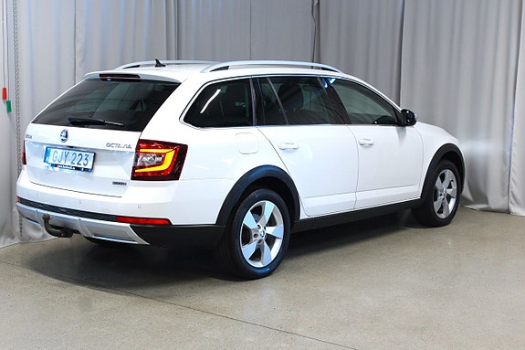Skoda Octavia Scout 2 of 5