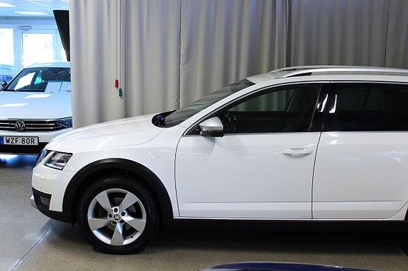 Skoda Octavia Scout 3 of 5