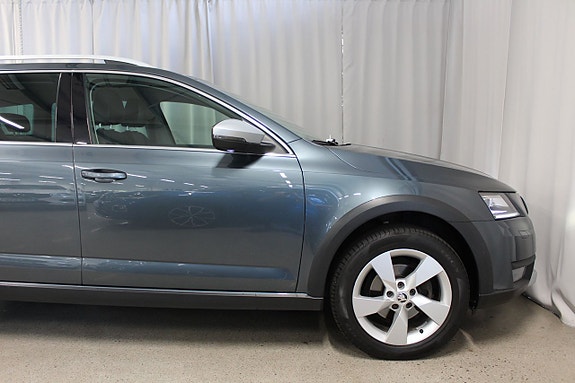 Skoda Octavia Scout 8 of 26