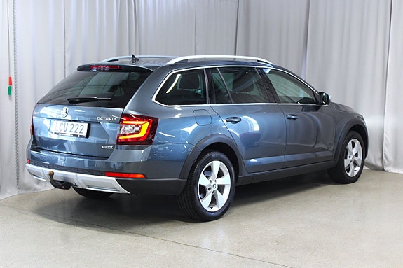 Skoda Octavia Scout 2 of 5