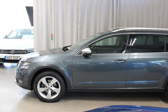 Skoda Octavia Scout 3 of 5